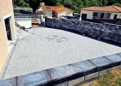 Cour avec denivele et motif central