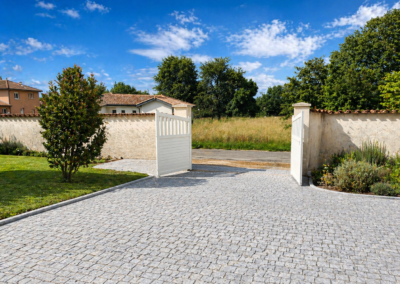 Cour carrossable en granit gris clair