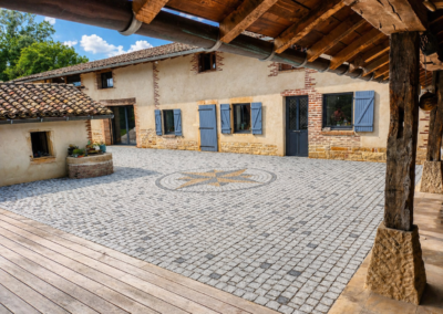 Cour de ferme en paves granit avec motif