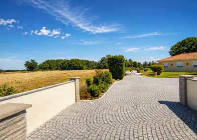 Cour en paves en granit gris clair