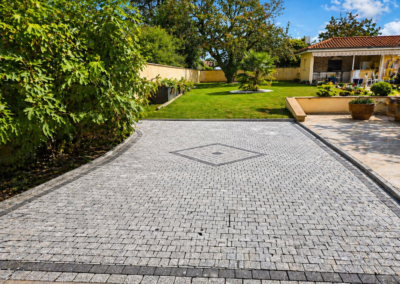 Cour en paves granit avec motif geometrique