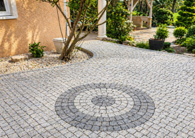 Cour en paves granit avec motif rond