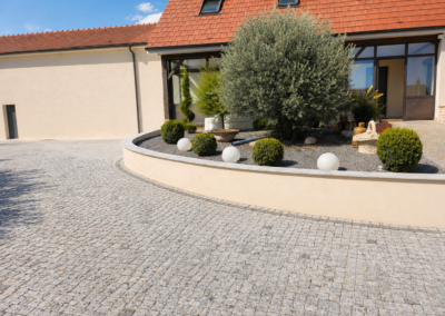 Cour en paves gris clair dans le Beaujolais