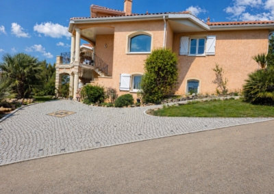 Cour en paves panaches avec motif