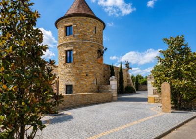 Entree et cour de domaine en pave granit