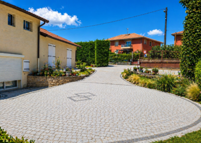 Grande cour en paves avec borudres paysageres