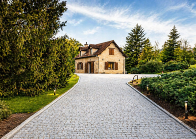 Maison avec allee et cour en paves granit