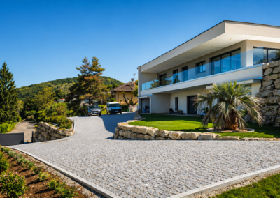 Maison contemporaine avec cour en paves granit