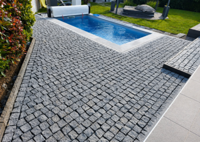 Paves en granit autour dune piscine