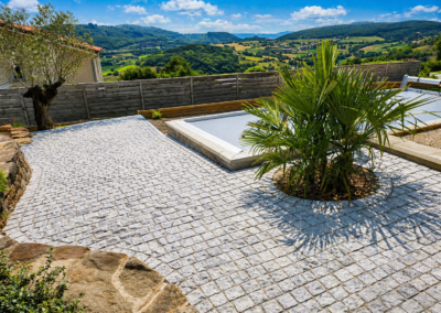 Plage piscine en paves granit dans les monts du lyonnais