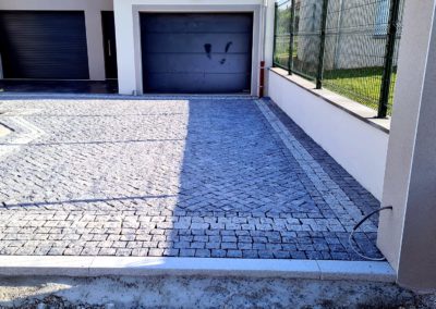 Pose de paves devant une maison moderne