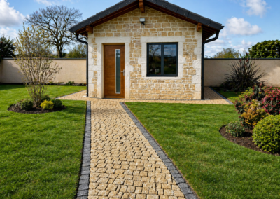 Pourtours dun pool house en granit jaune et gris