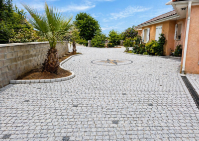 Voie carrossable en paves granit et bordures paysageres