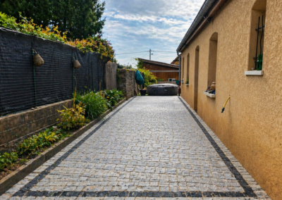 cour en paves de portugal a Tournus