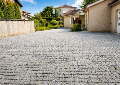 cour en paves de portugal dans lain