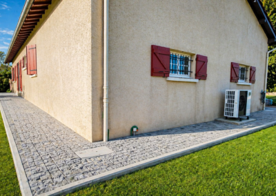 cour en paves de portugal dans le rhone